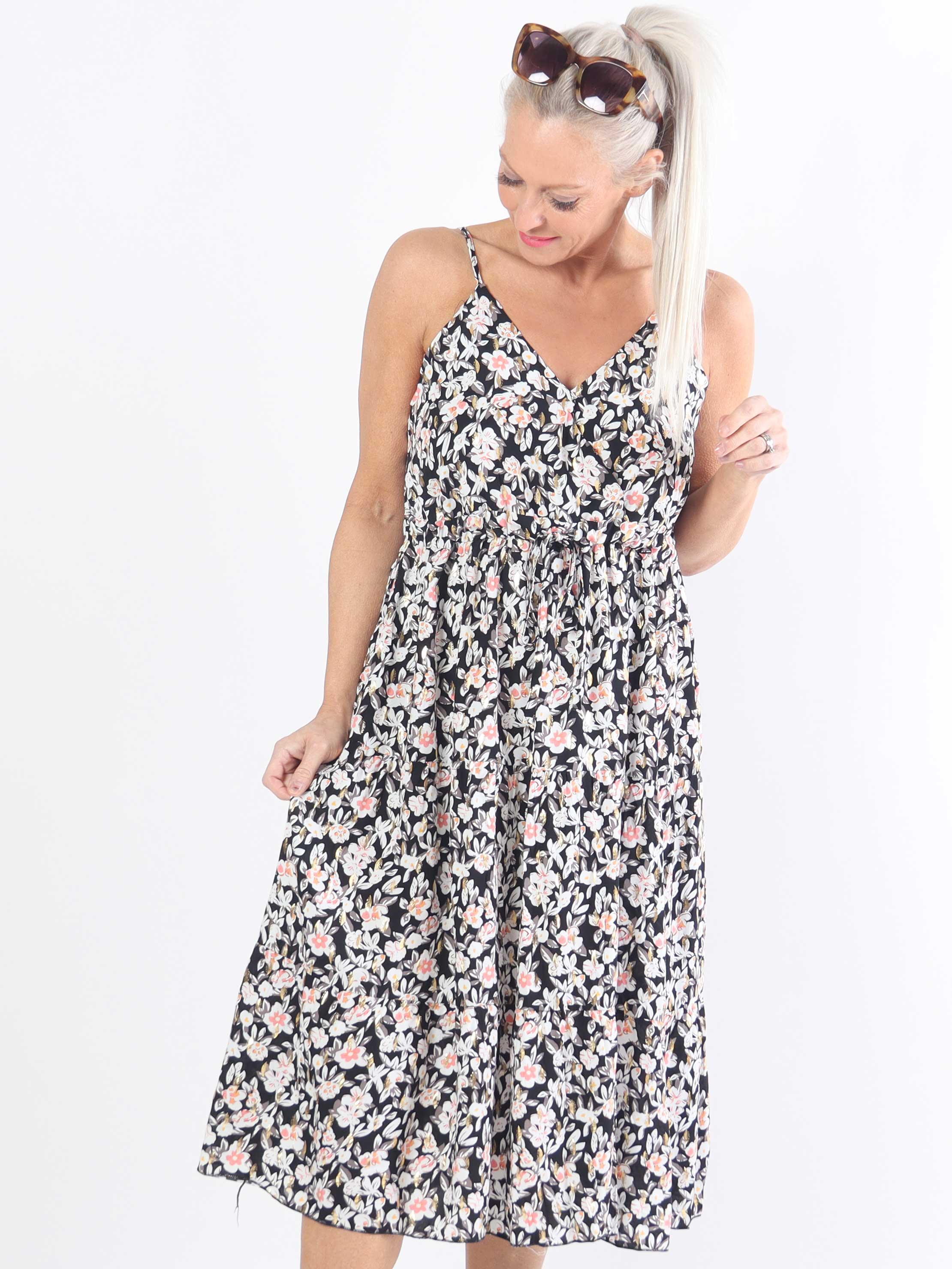 Lucie Small Flower Short - Blommönstrad bandklänning i plus size med v-ringning